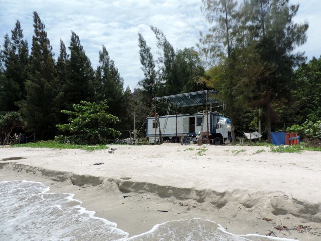 Der Sturm frisst auch viel Sand vom Strand weg.